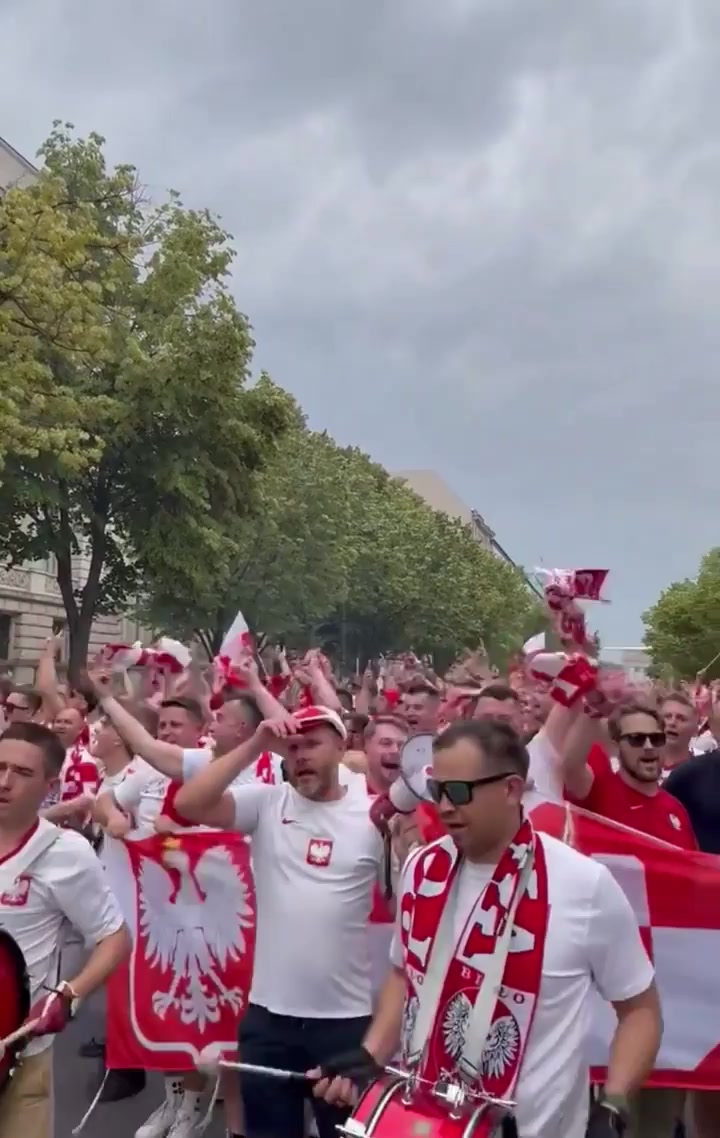 波兰球迷在柏林俄罗斯大使馆前唱“Ruska kurwa”（Russia，fxxk you）