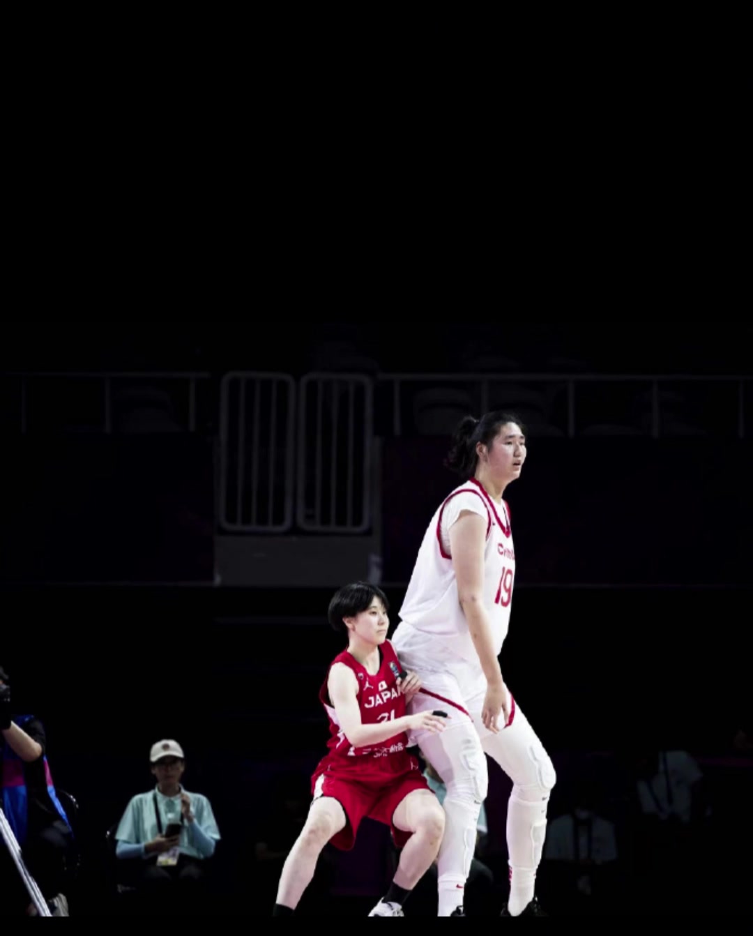 世界名画！和张子宇卡位的日本女篮球员，肩膀高度和张子宇的屁股一样高！