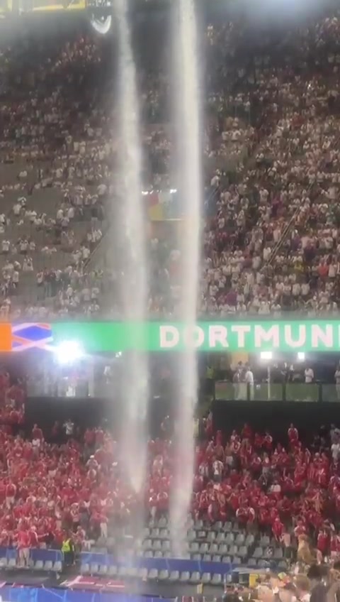 德国vs丹麦正下着大雨，雨水渗入多特体育场中，一些座位被淋湿